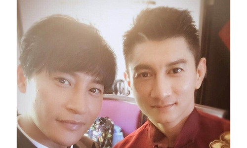 Trần Chí Bằng khác lạ bên Ngô Kỳ Long trong ngày vui của bạn mình.