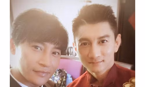 Trần Chí Bằng khác lạ bên Ngô Kỳ Long trong ngày vui của bạn mình.