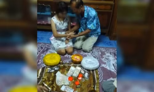 Chú rể 70 đang âu yếm trao nhẫn cưới và vòng cưới cho cô dâu 17 tuổi.