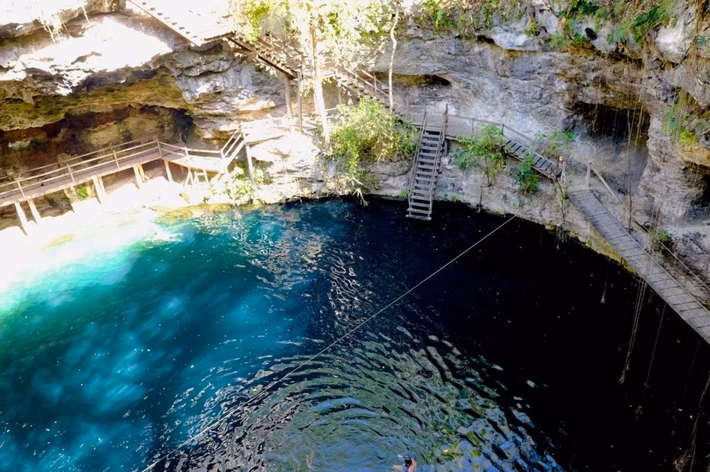 Cenote X'Canche là hệ thống hang động ngầm nằm trên bán đảo Yucatan, Mexico. Du khách có thể bơi trong vùng nước sâu trong xanh bên trong hang động. Ảnh: Lifeasweexplore.