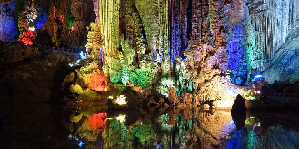 Seven-Star là một hang động đá vôi ở Quế Lâm, Trung Quốc, được thắp sáng bằng hàng trăm bóng đèn, tạo ánh sáng kỳ ảo, nhiều màu sắc đẹp mắt. Ảnh: Netdna-ssl.