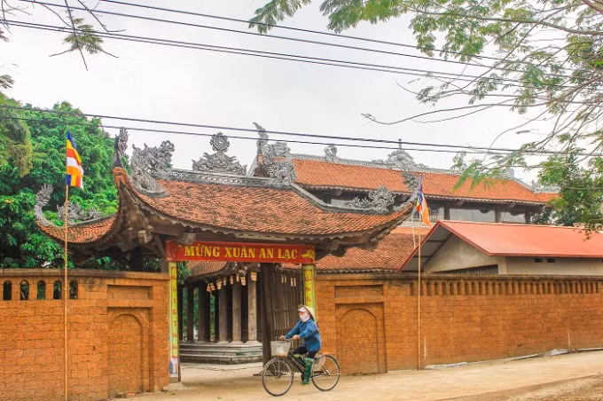 Cổng sau chùa được dựng bằng đá ong sần sùi, màu nâu trầm, rất bền và vững trãi. Trải qua nhiều thăng trầm biến cố, những tảng đá vẫn đứng vững như thách thức với thời gian.