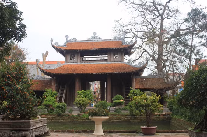 Cổng vào chùa Nôm có một cây gạo lớn, tháng 3 cũng chính là lúc hoa gạo đang nở rộ. Nhìn từ xa, những bông hoa gạo như những đốm lửa li ti thắp sáng cả trời xanh.