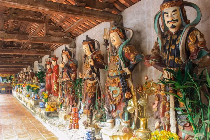 Dọc hai bên hành lang từ Tam Bảo xuống đền Mẫu có đến hàng trăm pho tượng lớn nhỏ. Các pho tượng với đủ các tư thế, hiền lành, dữ tợn, vui vẻ, đăm chiêu… với nhiều kích cỡ khác nhau. Điều đáng ngạc nhiên không phải là số lượng các pho tượng đất mà là độ bền vững không tưởng của chúng. Trải qua nhiều trận lụt lịch sử, các pho tượng vẫn còn nguyên vẹn.