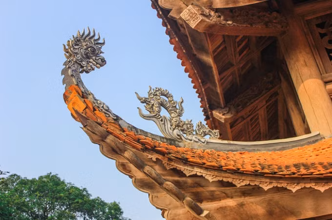 Rồng trên mái đình chùa, miếu mạo thường có bốn móng. Rồng được thể hiện ở nhiều tư thế, ẩn mình trong đám mây, hoặc rồng hàm thọ, lưỡng long triều nhật, lưỡng long chầu hoa cúc, lưỡng long chầu chữ ...