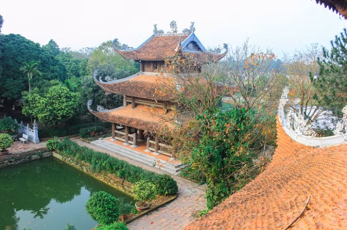 Mái chùa hình đầu rồng, biểu tượng hội tụ quyền uy vương triều với ý nghĩa vũ trụ và nhân sinh.