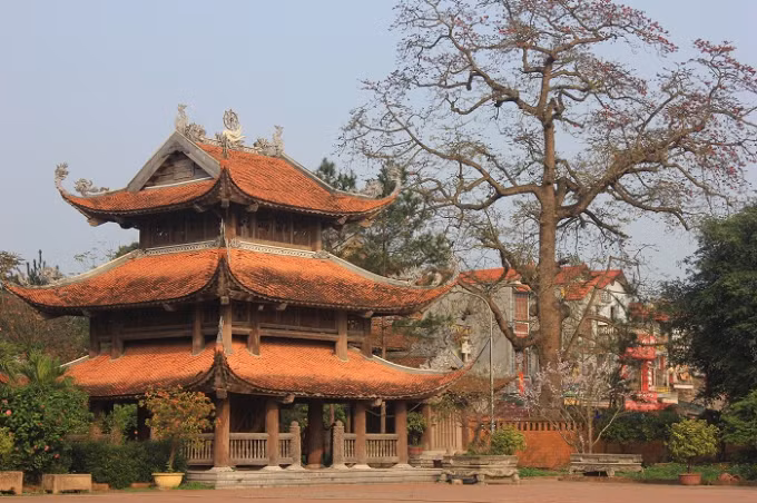 Từ trung tâm thành phố Hà Nội, xuôi theo quốc lộ 5, chỉ khoảng 45 phút di chuyển là du khách đã đặt chân đến đất Văn Lâm. Bỏ lại sau lưng những, những bộn bề của cuộc sống, áp lực công việc, để hòa mình vào với sự bình yên, trong lành hiếm có.