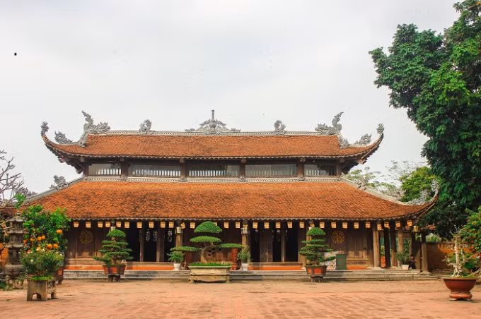 Nhà thờ Tổ và nhà khách với với không gian rộng lớn, thoáng mát để người dân và du khách thập phương có thể nán lại lâu hơn với chùa Nôm để chiêm ngưỡng cảnh quan thiên nhiên và nét đẹp cổ kính tại chùa.