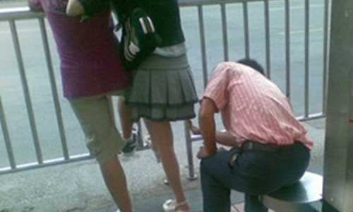 Những kẻ quay và chụp lén dưới váy chị em.