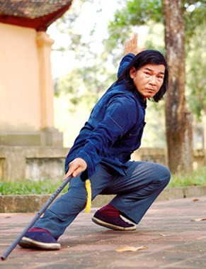 Võ sư Trịnh Như Quân biểu diễn võ sáo.