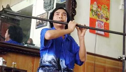 Võ sư Quân sở hữu một bộ sáo đặc biệt.