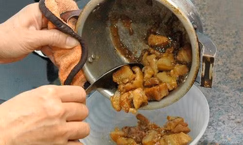 Sai lam chet nguoi khi che bien thit lon kieu nay