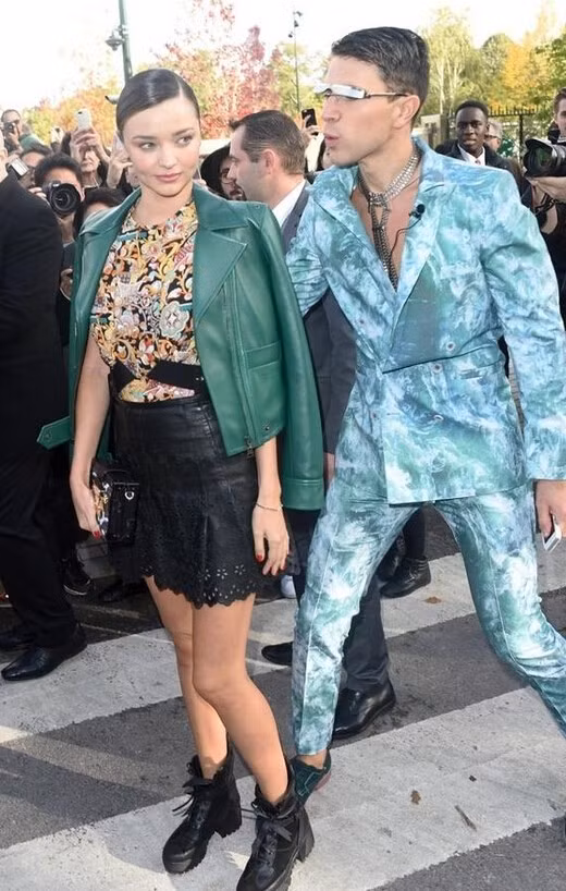 Người đẹp bất ngờ khi bị phóng viên Vitalii Sediuk tiến sát. Anh này giở trò phá bĩnh Miranda Kerr.