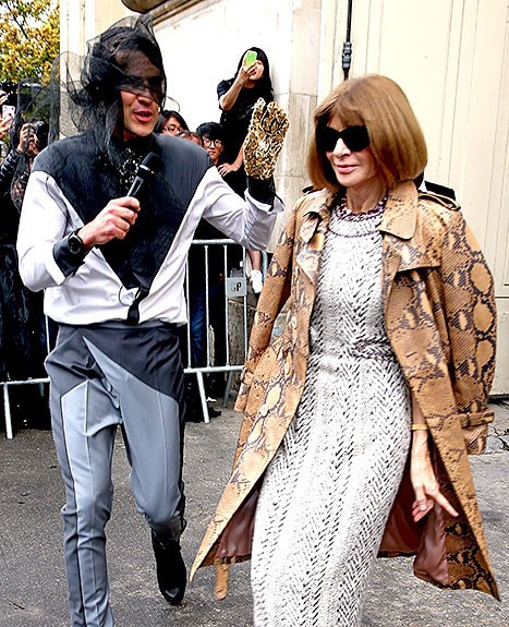 Cùng ngày, anh này còn khiến Tổng biên tập Vogue - bà Anna Wintour tức giận vì hành động quá lố.