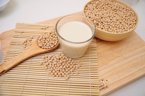 1. Sữa đậu nành. Từ lâu, các chị em đã truyền tai nhau uống nhiều sữa đậu nành và sử dụng các loại thực phẩm có chiết xuất từ đậu nành sẽ làm tăng size vòng 1 . Điều này đã được các chuyên gia kiểm chứng và khẳng định, trong đậu nành có chứa một lượng lớn genistein và isoflavone, các chất tương tự như hormone estrogen cùng với hàng loạt các vitamin A, B1, B2, D… giúp nở ngực và rất tốt cho sức khỏe.