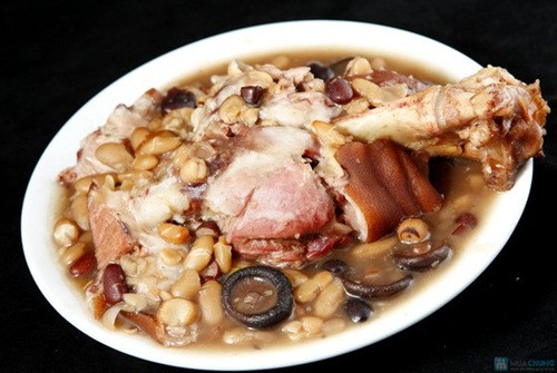 5. Chân giò hầm ngũ cốc. Bạn có thể hầm chân giò với đậu đỏ, hạt sen hay các loại ngũ cốc giàu chất xơ và nhiều estrogen để làm cho vòng 1 được nở nang. Nên ăn từ 2 đến 3 lần/tuần để thấy hiệu quả bất ngờ. 