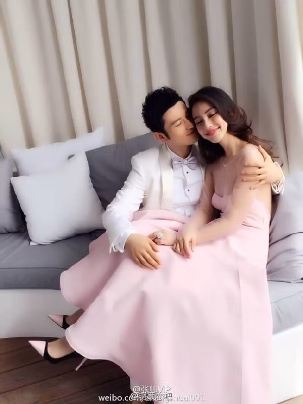 Cặp đôi Huỳnh Hiểu Minh và Angela Baby bị bắt gặp hẹn hò từ giữa năm 2010. Tuy nhiều lần bị báo chí đăng tải tình tứ bên nhau nhưng cả hai chưa lên tiếng về mối quan hệ. Đến đầu năm ngoái, Angela Baby và Huỳnh Hiểu Minh mới công khai xuất hiện trước truyền thông.