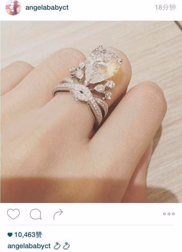 Quà cưới khủng: Trước ngày đám cưới khủng bậc nhất Cbiz không xa, người đẹp Hoa ngữ đã đăng hình ảnh chiếc nhẫn đính hôn làm từ kim cương lấp lánh trên Instagram. Chiếc nhẫn với thiết kế tinh xảo. Riêng hình pha lê ở giữa có trọng lượng 5,53 carat thêm vào đó là 73 viên kim cương nhỏ được cắt tỉa tỉ mỉ, hoàn hảo. Theo nhận định, nhẫn kim cương có giá khoảng 100 tỷ đồng.