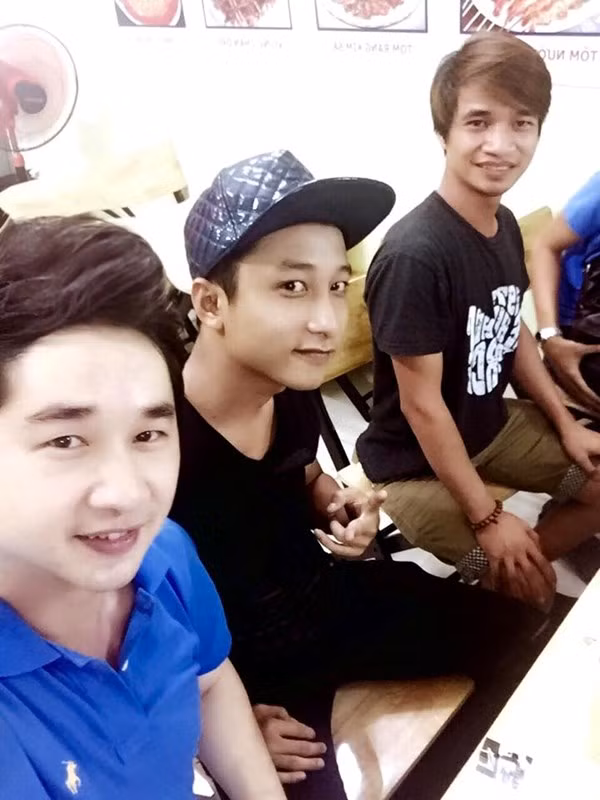 Vẻ mặt anh chàng khá vui vẻ....