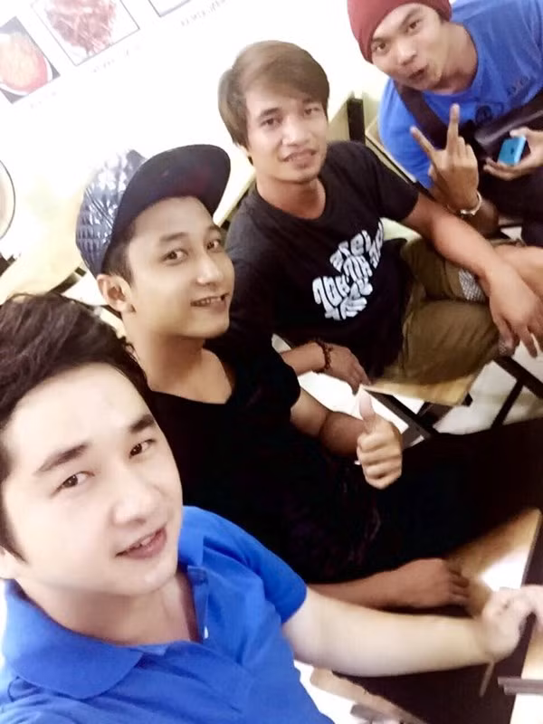 Ca sĩ Bằng Cường, "bản sao của Sơn Tùng" Võ Viên Thiện và Lệ Rơi chụp ảnh tự sướng.