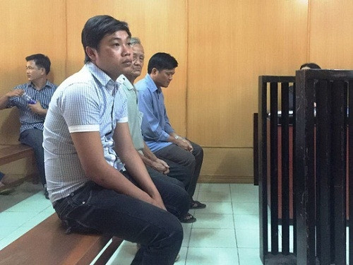 Ba bị cáo trước vành móng ngựa (Ảnh: Người lao động).