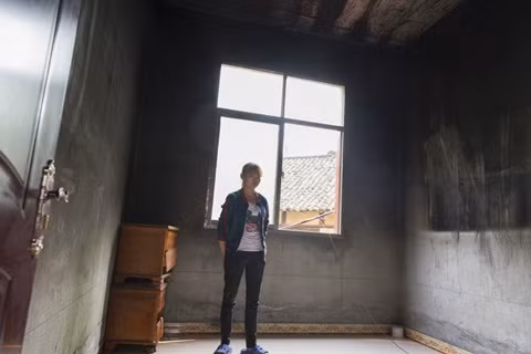 Chủ nhân căn nhà đứng ở nơi xảy ra cháy.