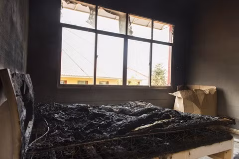 Kinh hoàng nhất là phần nệm bị bốc cháy ngổn ngang.