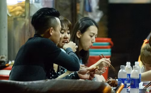 Có lẽ vợ chồng Trấn Thành - Hari Won có "sở thích" đặc biệt là "nói xấu" nhau như vậy thôi. Còn trên thực tế, nhìn vào hình ảnh cặp đôi này, ai cũng thấy được cả hai đang chìm trong men say hạnh phúc.