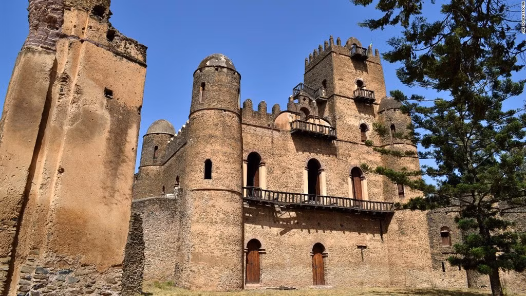 Gondar (Ethiopia): Thủ đô của đế chế Ethiopia cổ - Gondar - đã hứng chịu những cuộc xâm lăng liên tiếp từ giữa những năm 1800. Tuy nhiên vài lâu đài và nhà thờ vẫn tồn tại, bao gồm Fasil Ghebbi (trong ảnh) - một thành trì của hoàng gia, giúp chúng ta được chiêm ngưỡng một trong số ít thành phố thời Trung cổ của châu Phi còn tồn tại đến ngày nay.