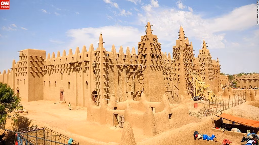 Timbuktu (Mali): Trước khi sa mạc Sahara gần như nuốt chửng cả thành phố, và trước khi thực dân Pháp quét qua, Timbuktu từng là một trong những trung tâm giáo dục quan trọng nhất thế giới. Những người gìn giữ các bản thảo sót lại vẫn sử dụng kỹ thuật cũ để bảo quản chúng, giống những thủ thư trước kia.