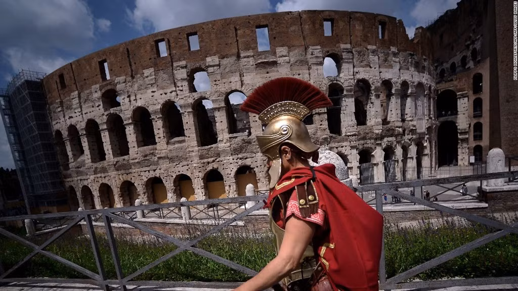 Rome (Italy): Đấu trường La Mã gần 2.000 năm tuổi nằm giữa thành phố hiện đại là một trong những công trình kiến trúc gợi nhớ cho du khách về kỷ nguyên cũ đầy vinh quang của thành Rome.