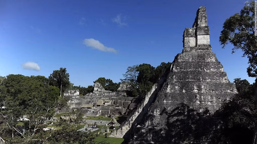 Tikal (Guatemala): Ẩn mình giữa những khu rừng của Guatemala, Tikal từng là một thành trì của người Maya, là tấm gương phản chiếu hơn 1.000 năm thành tựu văn hóa, khởi nguồn từ năm 600 TCN. Công trình trong ảnh là một trong những ngôi đền nổi tiếng nhất tại khu vực - đền Tikal I, hay đền Great Jaguar.