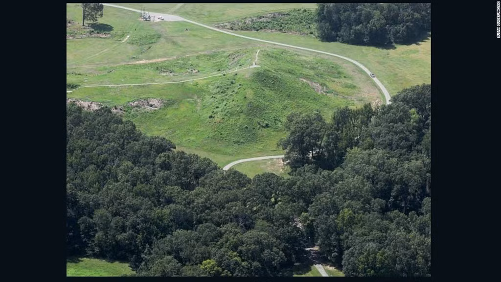 Poverty Point, Louisiana (Mỹ): Thậm chí phần lớn người Mỹ không biết tới Poverty Point ở bang Louisiana. Khu thương mại phức tạp này đã đạt tới đỉnh cao của văn minh nhân loại vùng Bắc Mỹ từ khoảng năm 3500 TCN. Di tích được xây dựng và sử dụng bởi các thợ săn, ngư dân và người thu gom, mặc dù nông nghiệp vẫn chưa xuất hiện.