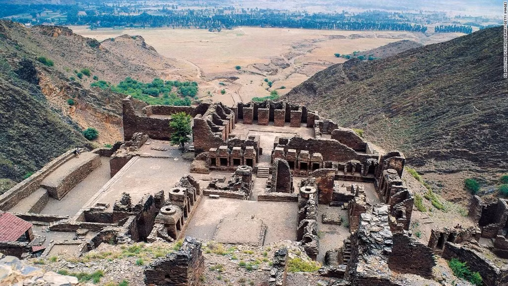 Takht-i-Bahi (Pakistan): Khu lăng mộ Phật giáo này được xây dựng vào thế kỷ đầu tiên, nhưng 600 năm sau không còn được sử dụng. Vị trí trên đỉnh đồi bảo vệ nơi đây khỏi sự xâm phạm, cho tới khi người Anh đi qua và mang theo những kho báu còn sót lại.