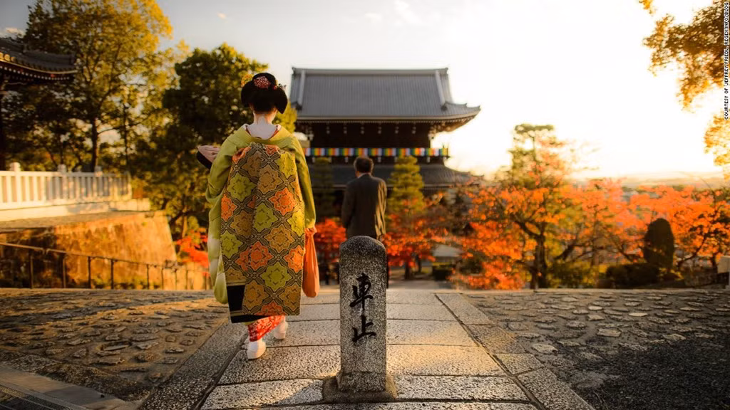 Kyoto (Nhật Bản): Từng là thủ đô của đế quốc Nhật Bản hơn 1.000 năm, Kyoto có cách riêng để vừa giữ gìn và trân trọng những truyền thống cũ, vừa hân hoan chào đón những điều mới. Có hơn 1.000 ngôi đền Phật giáo và đền Shinto trong thành phố được bảo tồn rất tốt.