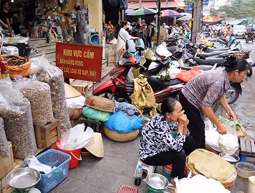 Hàng rong “quây” biển cấm trên phố Nguyễn Thiện Thuật.