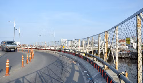 Sau vụ tai nạn nghiêm trọng này, lực lượng chức năng đã cho lắp rào lưới B40, biển cảnh báo, gờ giảm tốc. Chị Linh người dân ở quận 4 cho biết:“Vào những ngày mưa, chạy qua đoạn đường này rất nguy hiểm. Nếu không chú ý, rất dễ lao thẳng xe vào hàng rào lưới B40. Rất nhiều trường hợp người đi xe máy mất lái nhưng nhờ có lưới B40 trên cầu cản lại, nếu rơi xuống bên dưới, chắc mất mạng”.