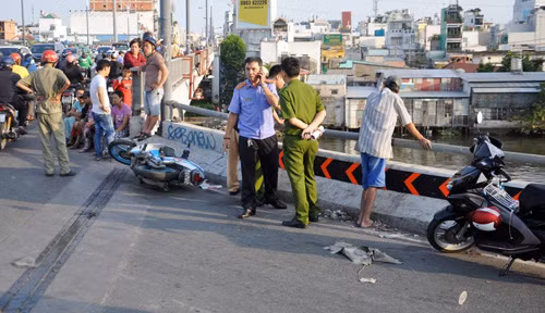 Lực lượng chức năng chỉ lắp đặt hàng rào trên cầu bảo vệ người đi đường khỏi rơi xuống bên dưới ở những đoạn cua gắt. Tại khu vực hai thanh niên gặp nạn chiều 17.4 không có hàng rào lưới mà chỉ có lan can nhưng rất thấp.