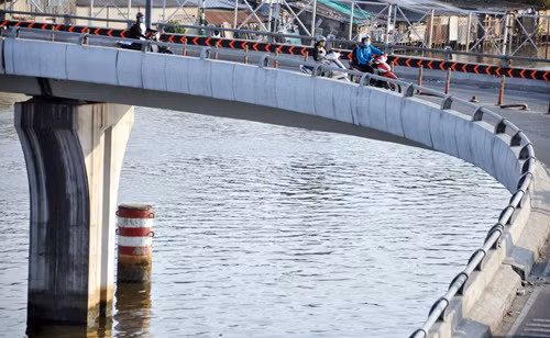 Ngoài lan can thấp, trên các nhánh của cầu Nguyễn Văn Cừ còn có nhiều cua gắt.