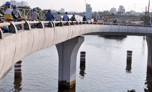 Nhánh cầu Nguyễn Văn Cừ hướng về đường Bến Vân Đôn có lan can thấp, người đi đường luôn nom nớp sợ “phi thân”.