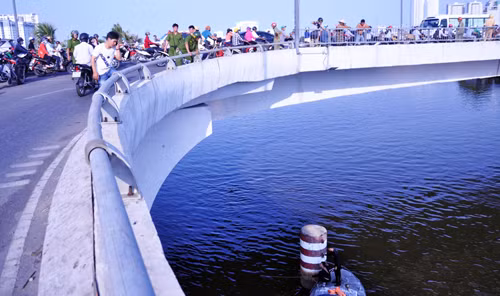 Thanh niên “bay” khỏi cầu Nguyễn Văn Cừ xuống kênh Tàu Hũ - Bến Nghé mất tích được lực lượng cứu hộ tìm thấy, thi thể nạn nhân được đưa lên bờ chuyển về nhà xác.