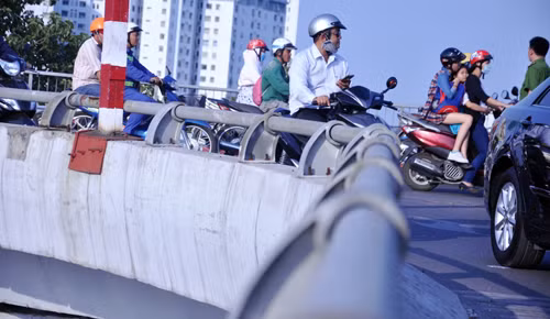 Nhiều khu vực đường nhánh của cầu Nguyễn Văn Cừ có lan can cầu rất thấp. Người đi đường chỉ cần một chút sơ ý là có thể “bay” xuống dưới.