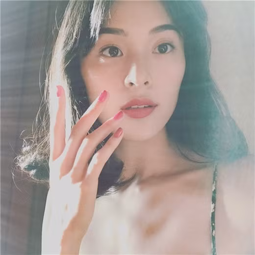 Sự thay đổi liên tục về khuôn mặt của Hạ Vi khiến nhiều người cho rằng người đẹp Hải Phòng đã chỉnh sửa nhan sắc.