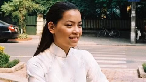 Trong khi đó, Hà Hồ thuở mới vào nghề không mấy ấn tượng về nhan sắc. Vẻ mộc mạc, mái tóc dài cùng đôi môi gợi cảm có lẽ là điểm đáng chú ý nhất của Hà Hồ.