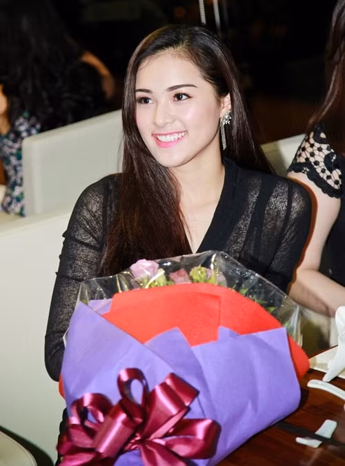 Người đẹp Hạ Vi sở hữu nụ cười rạng rỡ mê hoặc lòng người.