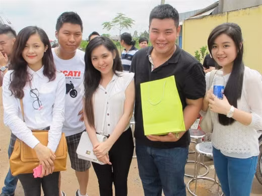 Nhan sắc của Hạ Vi cũng trở nên mặn mà hơn sau khi yêu Cường Đôla. Khuôn mặt của Hạ Vi có khá nhiều thay đổi so với thời cấp ba. Điều này dấy lên nghi án Hạ Vi đã phẫu thuật thẩm mỹ. Tuy nhiên, người đẹp Hải Phòng phủ nhận điều này.