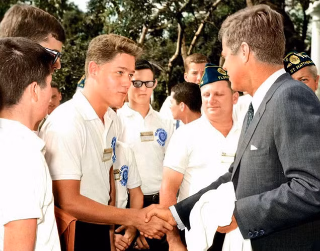Thanh niên Bill Clinton bắt tay Tổng thống Mỹ John F. Kennedy tại Vườn Hồng, Nhà Trắng, năm 1963. Chân dung nhà lãnh đạo thế giới thời trẻ gây bất ngờ.