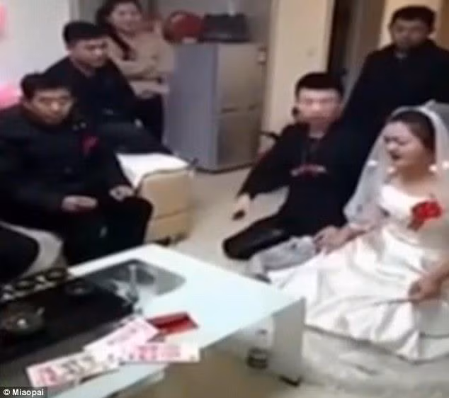 Cô dâu ném thẳng tiền lên bàn yêu cầu đòi hủy hôn.