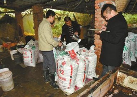 Bên trong cơ sở sản xuất dùng phụ gia không theo quy định. (Ảnh VTC News).