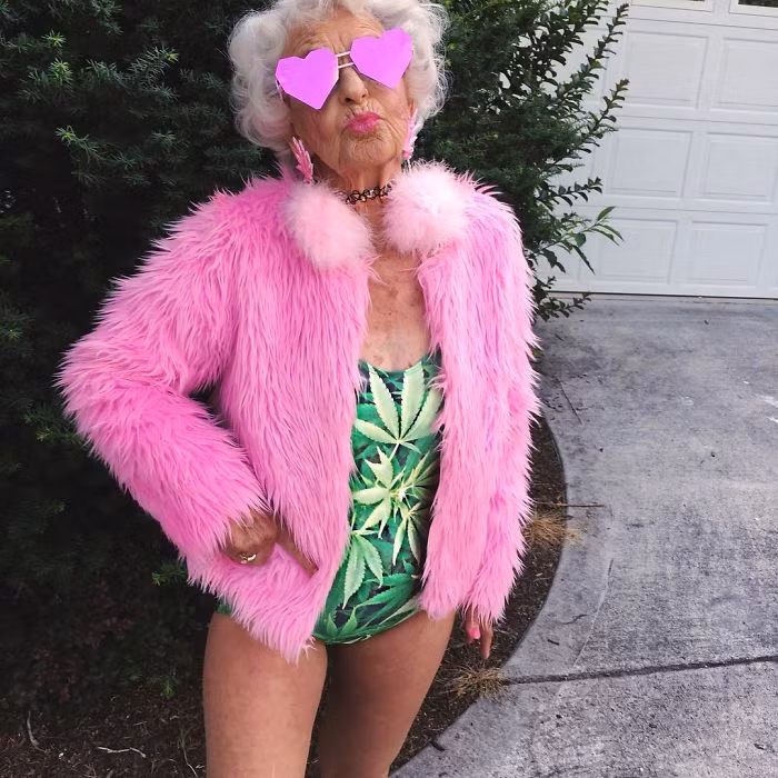 BaddieWinkle (89 tuổi) Bà Baddie Winkle tên thật là Helen Van Winkle, sinh năm 1928, bắt đầu gia nhập cộng đồng Instagram năm 85 tuổi. Người bà của 8 đứa cháu đã nhanh chóng gây sốt khắp cộng đồng mạng nhờ vẻ ngoài vui tươi đầy sức sống.